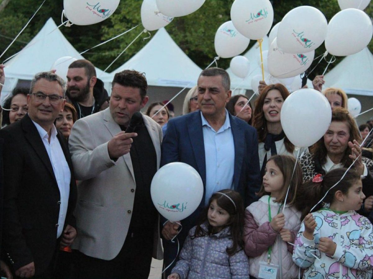 “Μαζί μια αγκαλιά”: Δράση αλληλεγγύης που τίμησαν οι Λαρισαίοι (ΒΙΝΤΕΟ-ΦΩΤΟ)