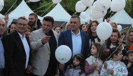 mazi-mia-agkalia-drasi-allilengiis