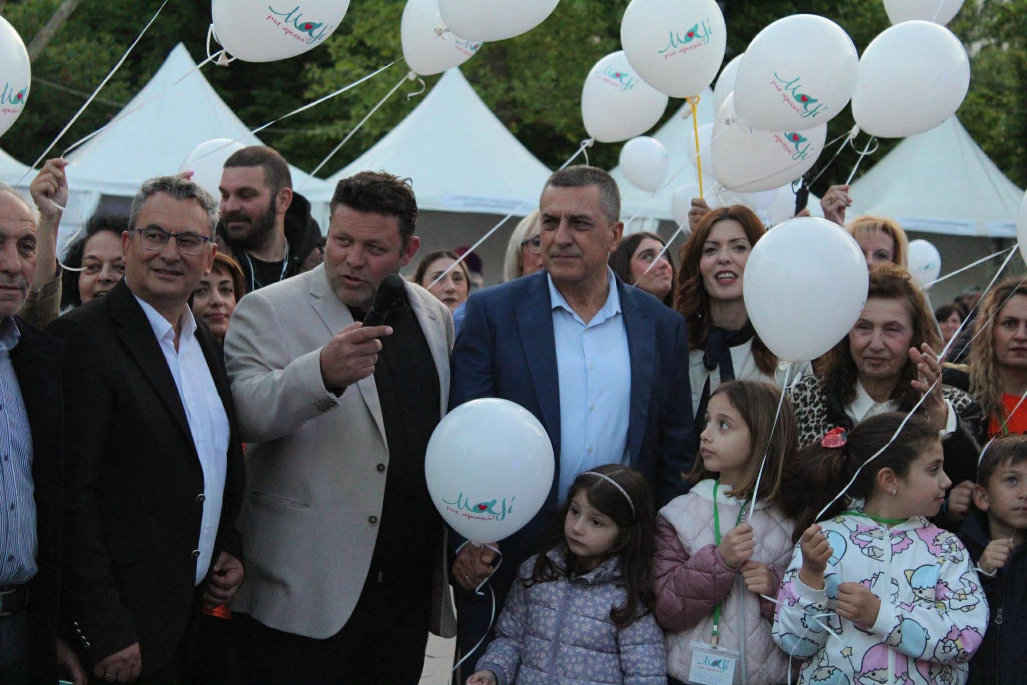 mazi-mia-agkalia-drasi-allilengiis
