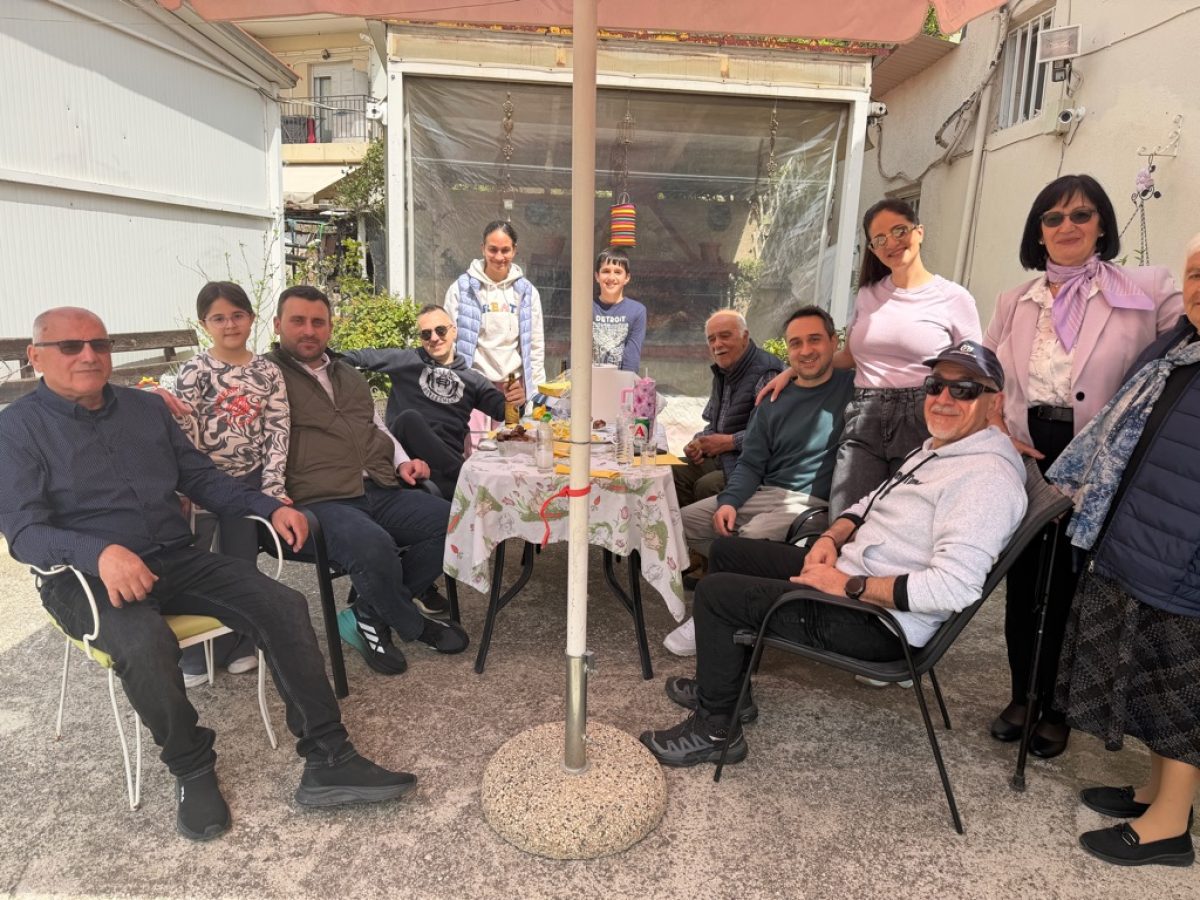 Με Vespa και πασχαλινή διάθεση ο Δήμαρχος στο σπίτι του Βαγγέλη Γκιάτα