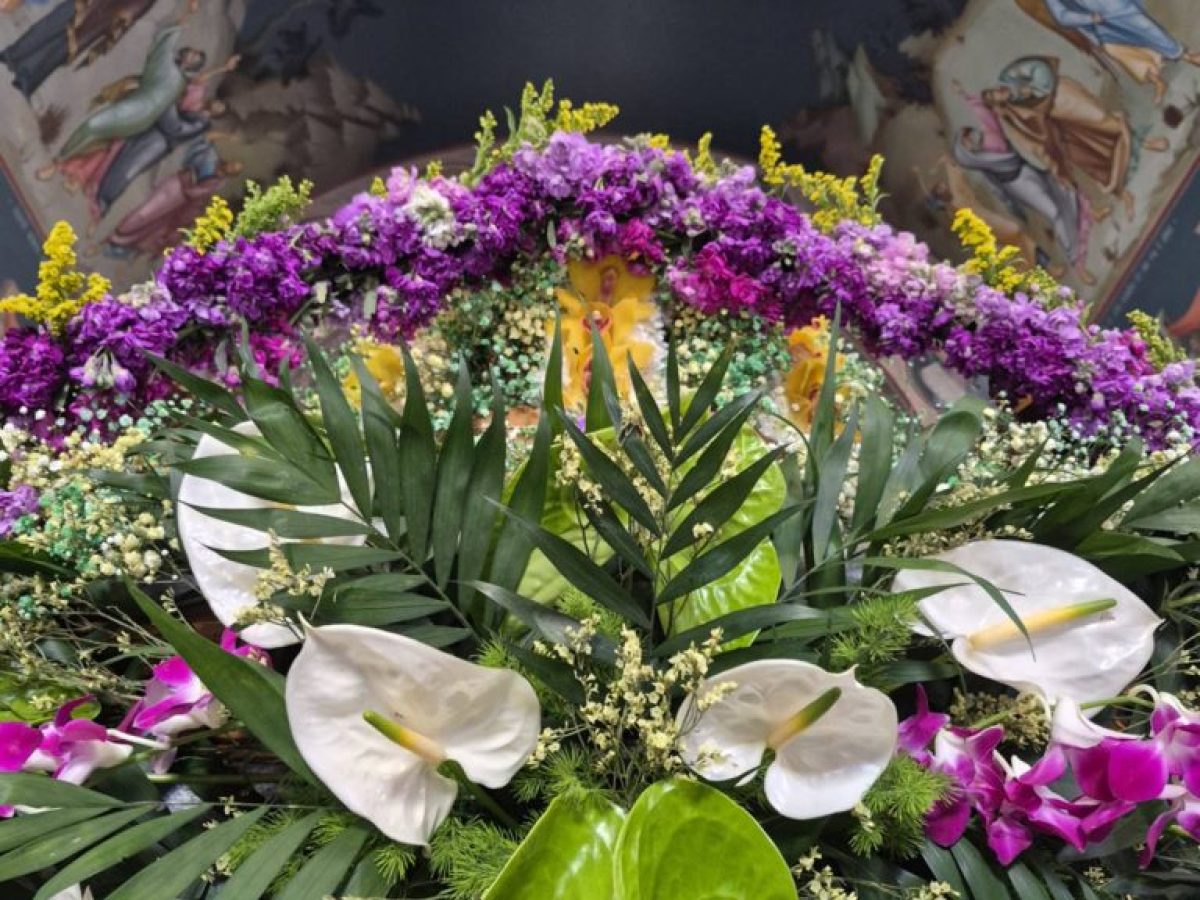 Με δέος και ευλάβεια ο στολισμός του Επιταφίου Ιερού Ναού Αγίας Τριάδας στο Σοφικό Κορινθίας  (φώτο)