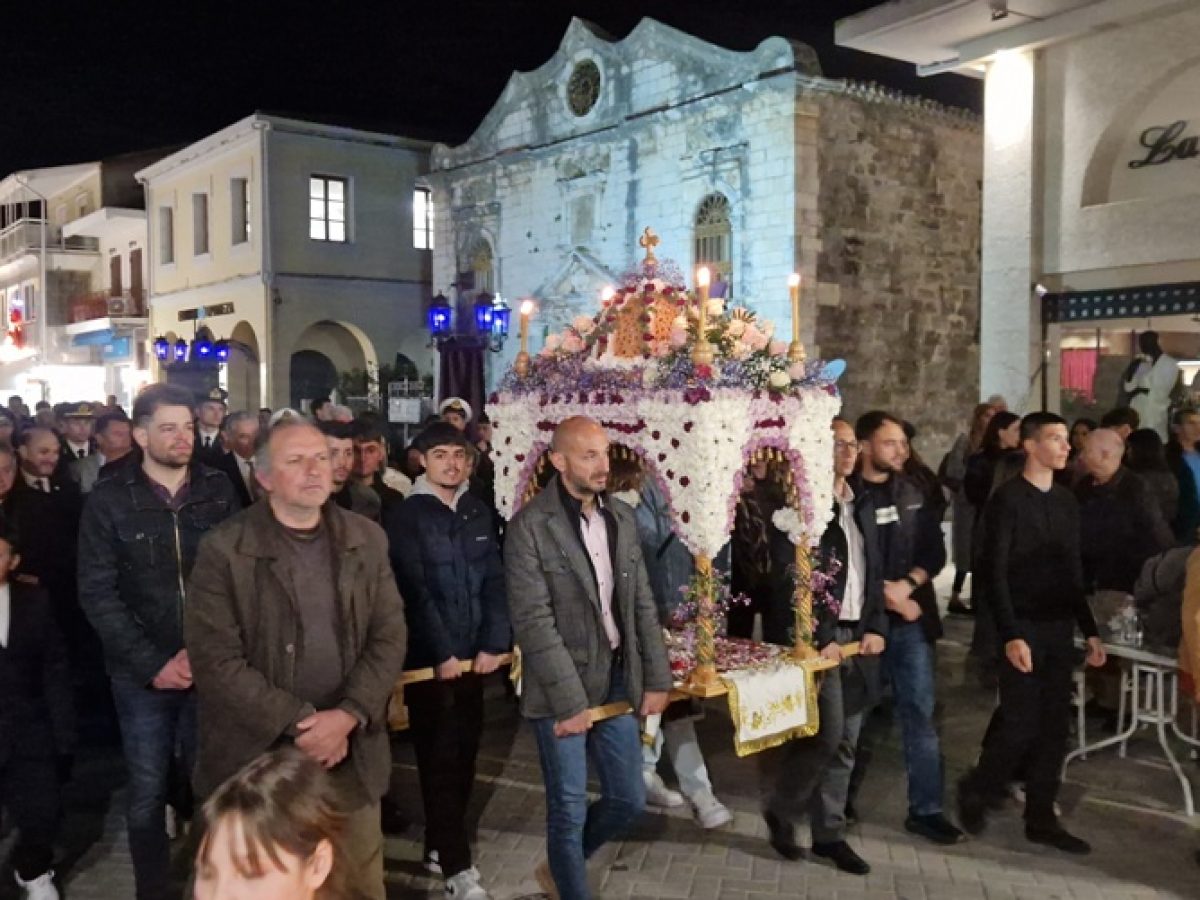 Με ιδιαίτερη λαμπρότητα η περιφορά των Επιταφίων στη Λευκάδα