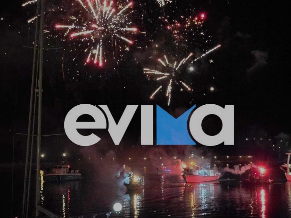 Με καΐκι το Άγιο Φως σε λιμάνι της Εύβοιας – Μαγική εικόνα