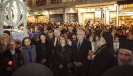 me-katanixi-i-Αkolouthia-tis