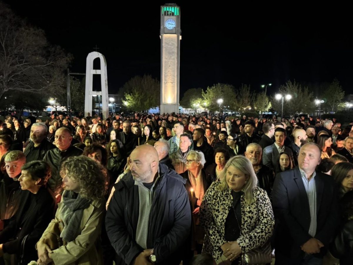 Με κατάνυξη και εκατοντάδες πιστούς η Ακολουθία – περιφορά του Επιταφίου στον Αμπελώνα (φωτο –  βιντεο)