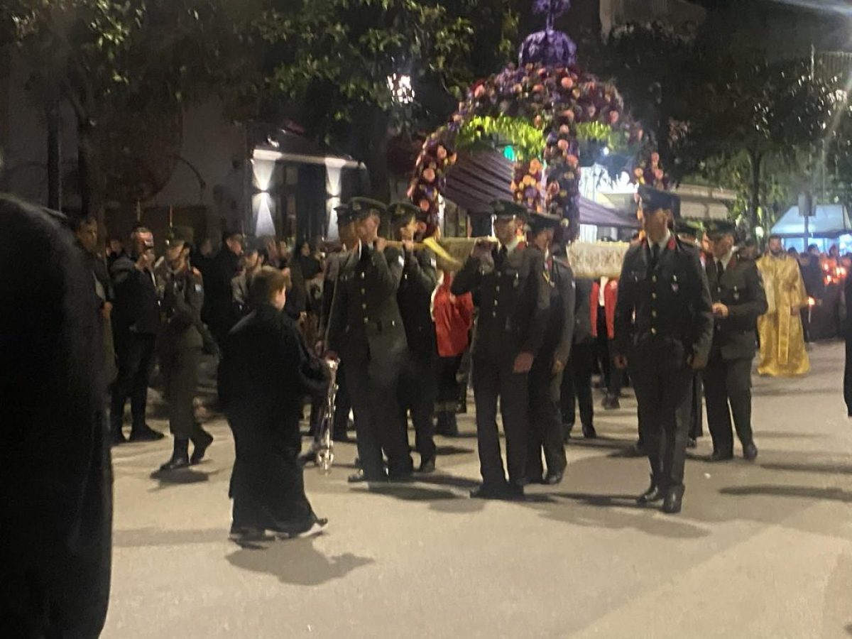 Με κατάνυξη και πλήθος πιστών η περιφορά των Επιταφίων στα Τρίκαλα