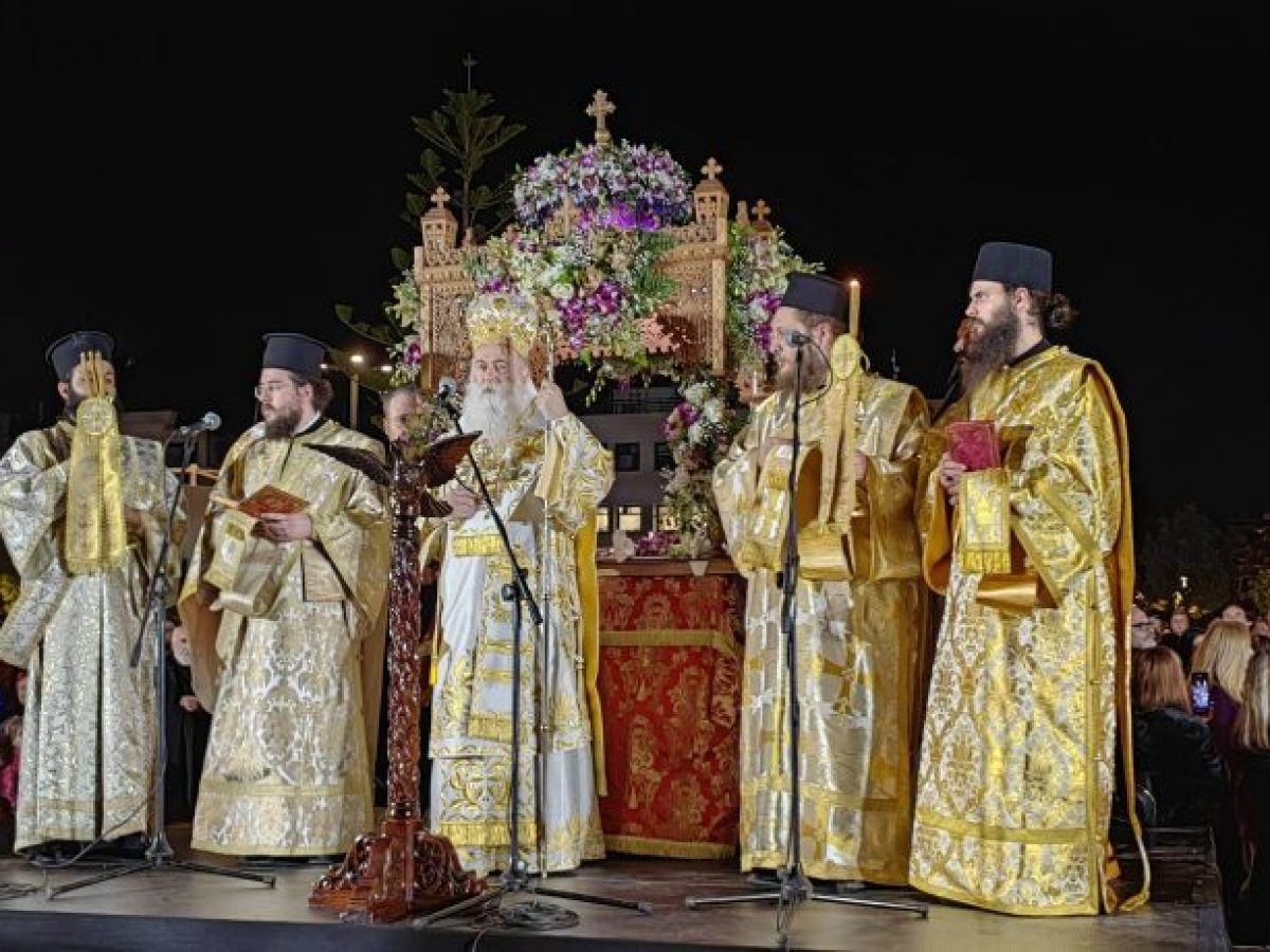 Με κατάνυξη και θρησκευτική ευλάβεια η  συνάντηση των Επιταφίων στην Κόρινθο (video-φώτο)