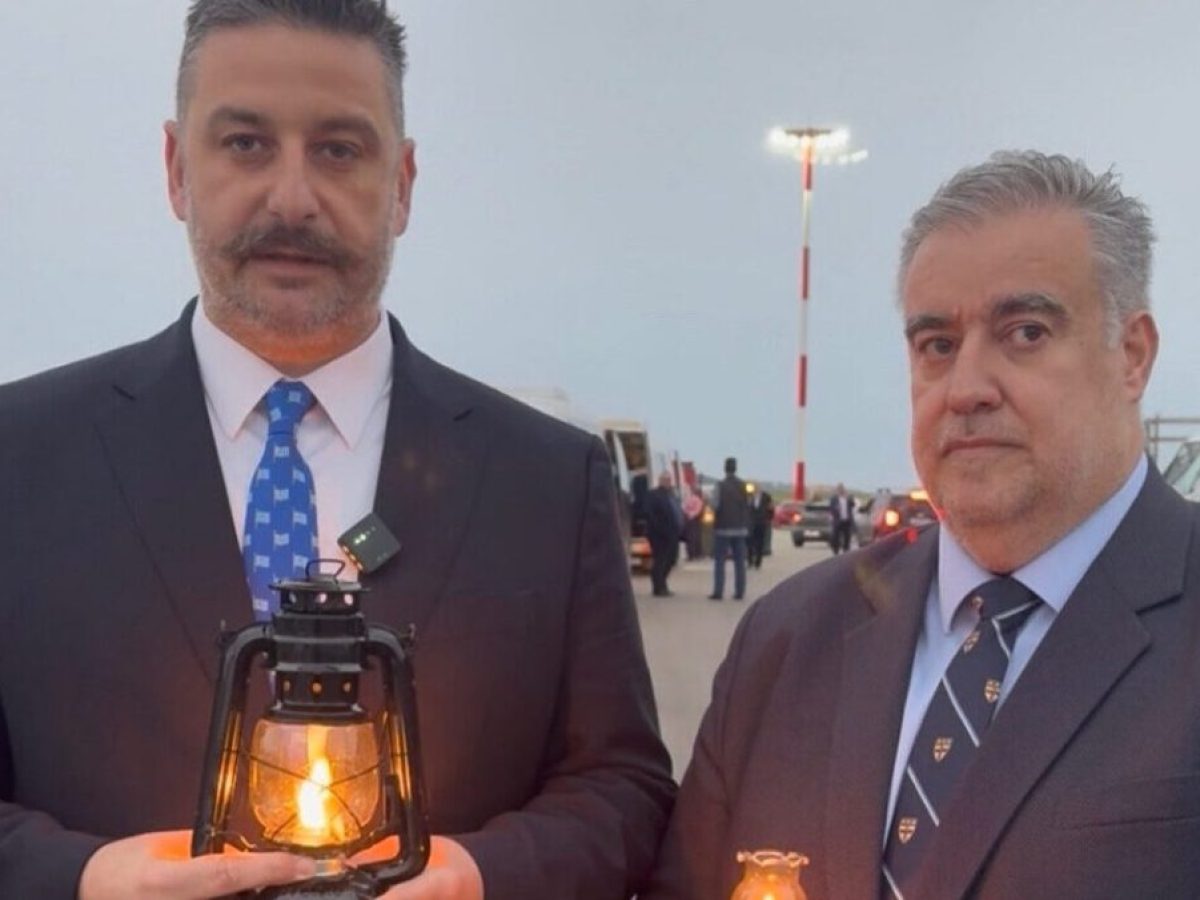 Με λαμπρότητα η παραλαβή του Αγίου Φωτός στην Αιτωλοακαρνανία – Ο Αντιπεριφερειάρχης Θ. Μαυρομμάτης το παρέλαβε και ξεκίνησε η διανομή στις εκκλησίες (ΦΩΤΟ – ΒΙΝΤΕΟ)