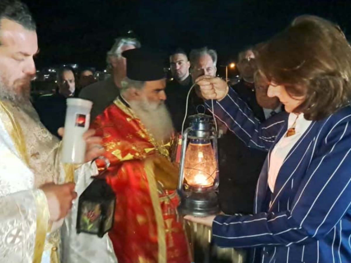 Με λαμπρότητα και κατάνυξη η υποδοχή του Αγίου Φωτός στο λιμάνι της Καλύμνου (video)