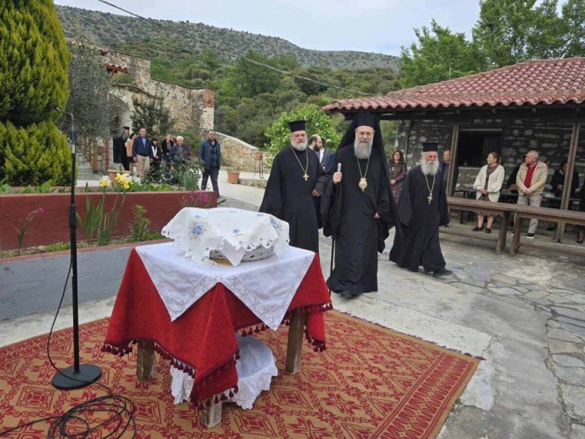 Με λαμπρότητα και κατάνυξη τελέστηκε ο μεθέορτος Αναστάσιμος Αρχιερατικός Εσπερινός στην Ιερά Μονή Ζωοδόχου Πηγής, στην Παναγίτσα Τρικάλων