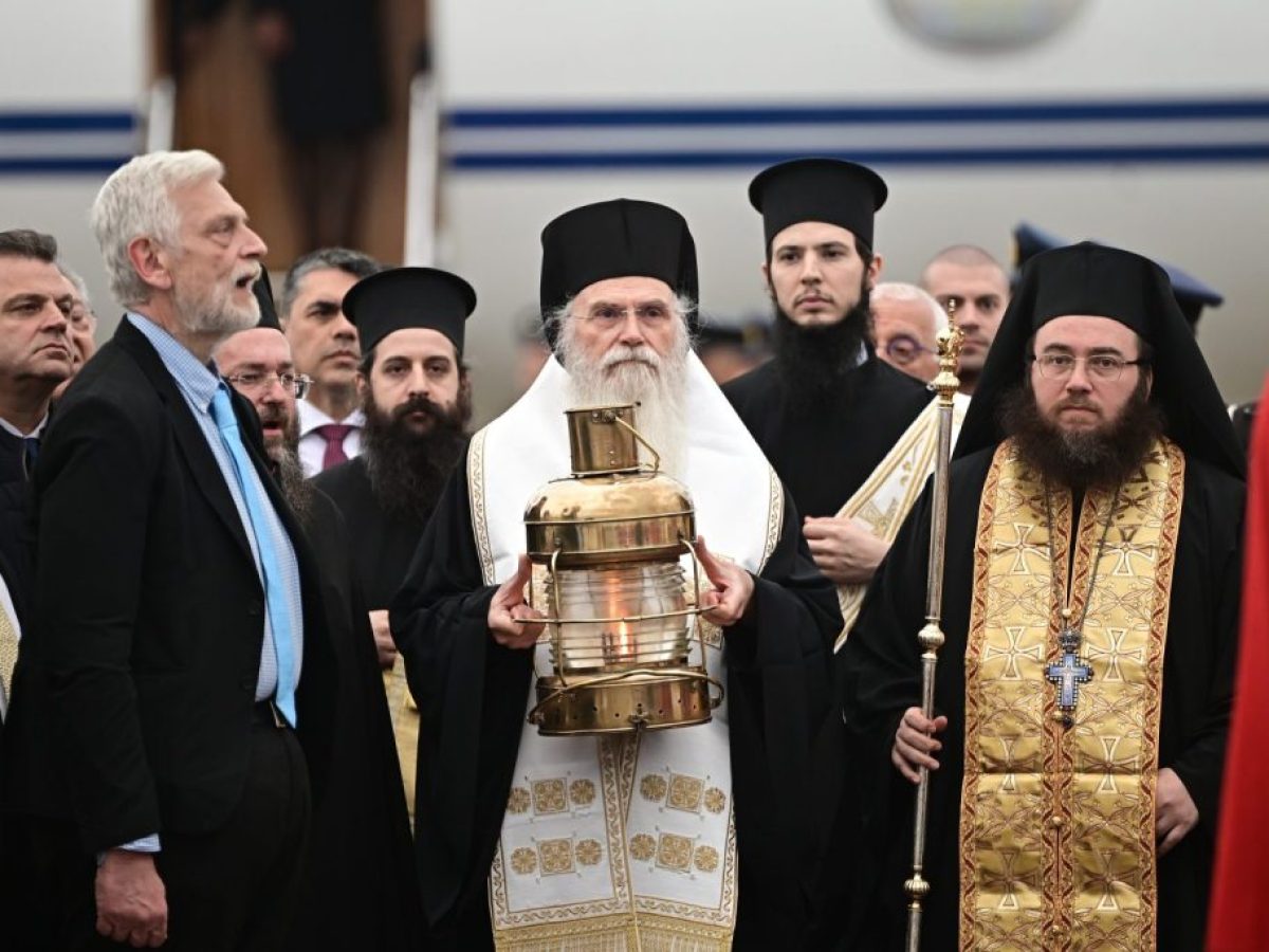 Με λαμπρότητα πραγματοποιήθηκε η άφιξη του Αγίου Φωτός στο αεροδρόμιο Ελευθέριος Βενιζέλος