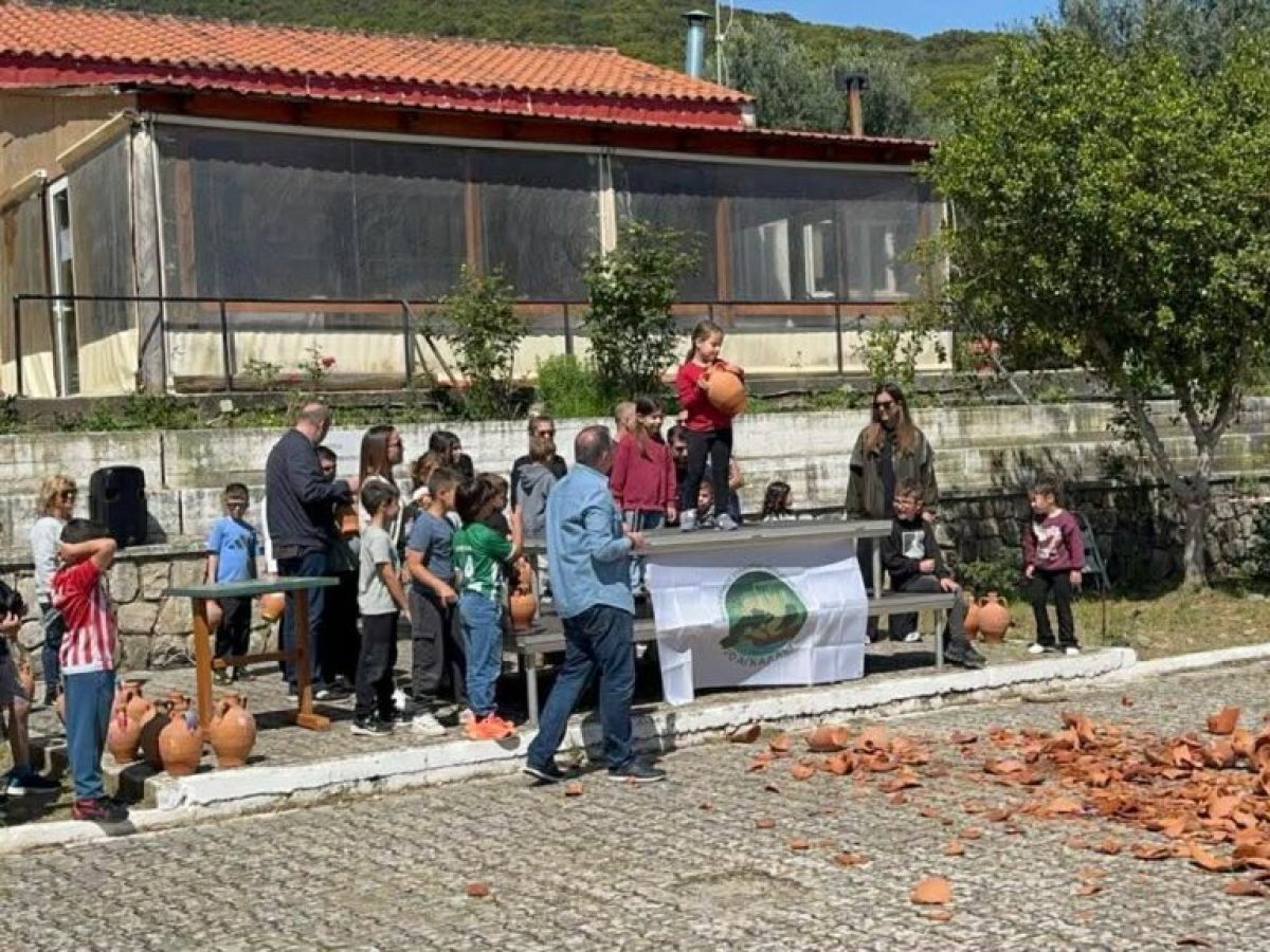 Με μεγάλη επιτυχία το έθιμο των μπότηδων στα Πουλάτα Κεφαλονιάς (βίντεο – εικόνες)