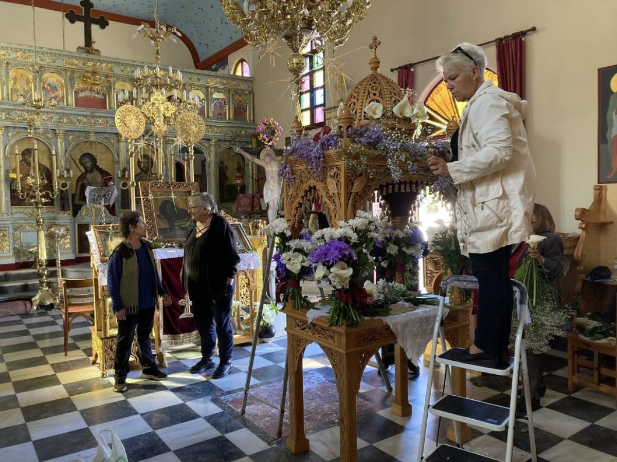 Με πίστη και αφοσίωση ο στολισμός του Επιταφίου στα Ζερβάτα [εικόνες]