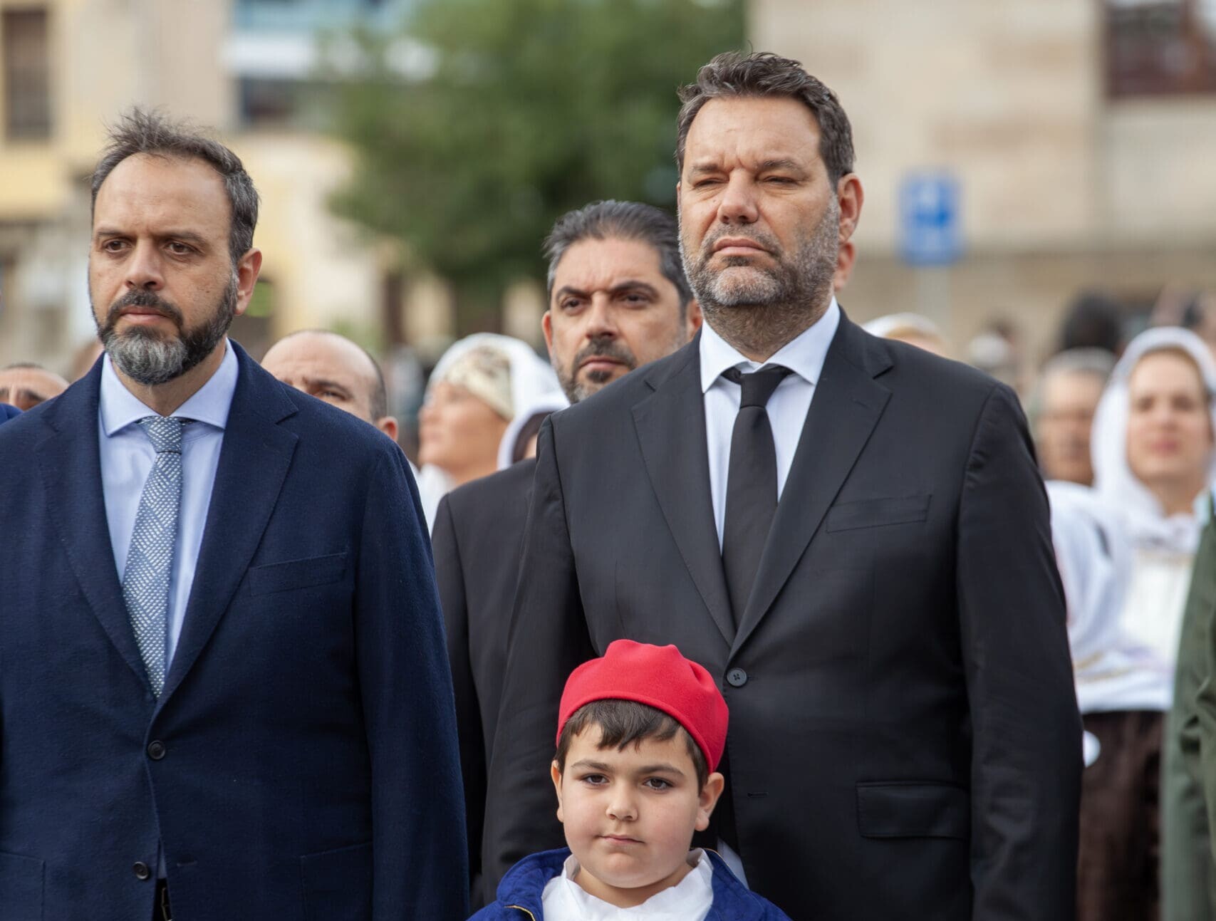 me-sigkinisi-ke-ethniko-simvolismo