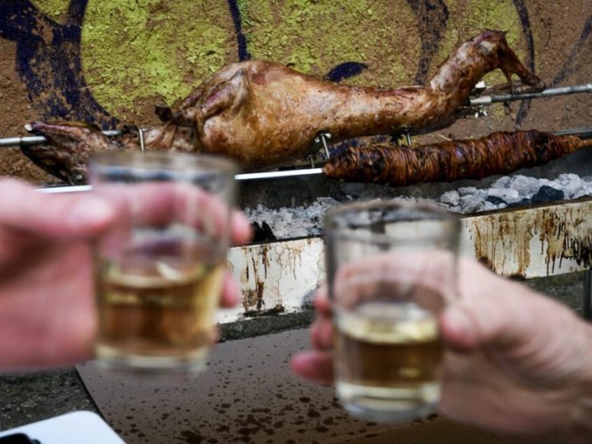 Με σούβλες και έθιμα γιορτάζει το Πάσχα όλη η Ελλάδα