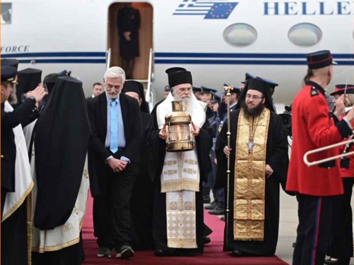 Με τιμές αρχηγού κράτους η υποδοχή του Αγίου Φωτός στην Αθήνα