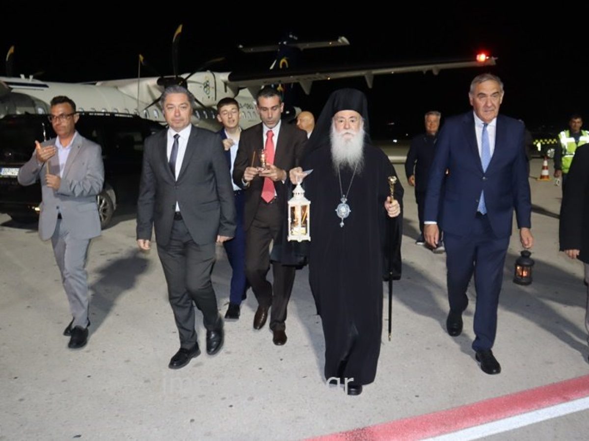 Με τιμές και κατάνυξη η άφιξη του Αγίου Φωτός στη Ζάκυνθο – Παρουσία του Μητροπολίτη και των αρχών του τόπου (φώτο-βίντεο)