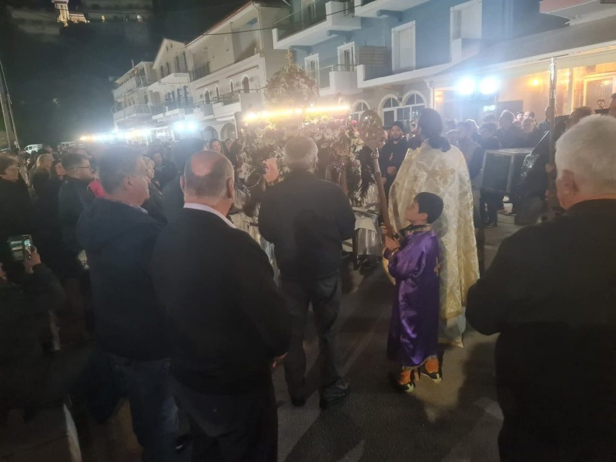Με βαθιά κατάνυξη πραγματοποιήθηκε η Ακολουθία του Επιταφίου Θρήνου και η περιφορά του Επιταφίου στον Πόρο Κεφαλονιάς (βίντεο – εικόνες)