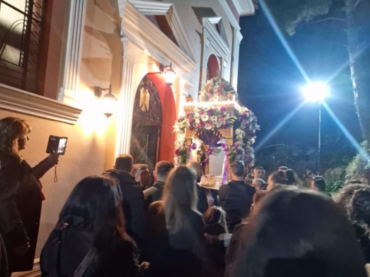 Με βαθιά κατάνυξη πραγματοποιήθηκε η Ακολουθία του Επιταφίου Θρήνου και η περιφορά του Επιταφίου στον Πόρο Κεφαλονιάς!