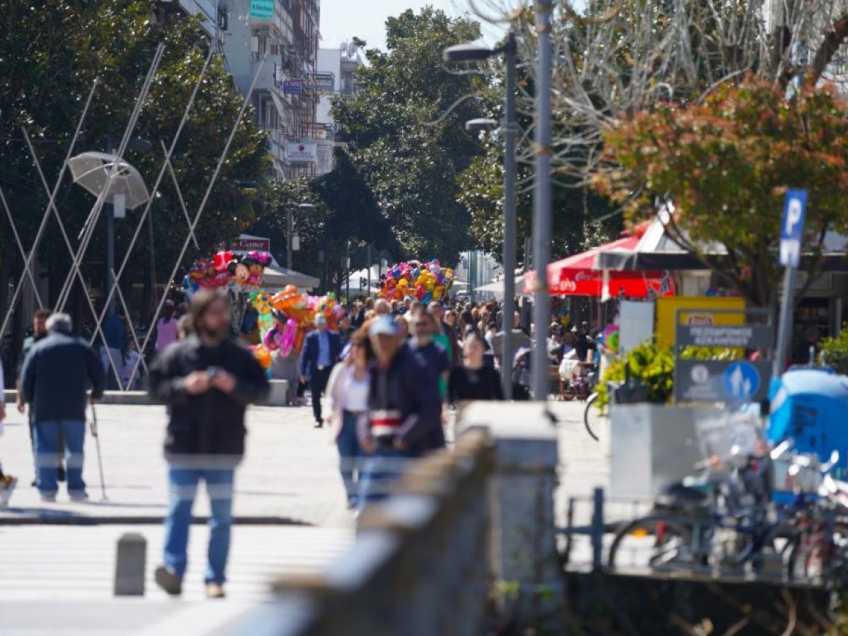 Μέχρι τις 3 μ.μ. ανοιχτά τα μαγαζιά στα Τρίκαλα το Μ. Σάββατο