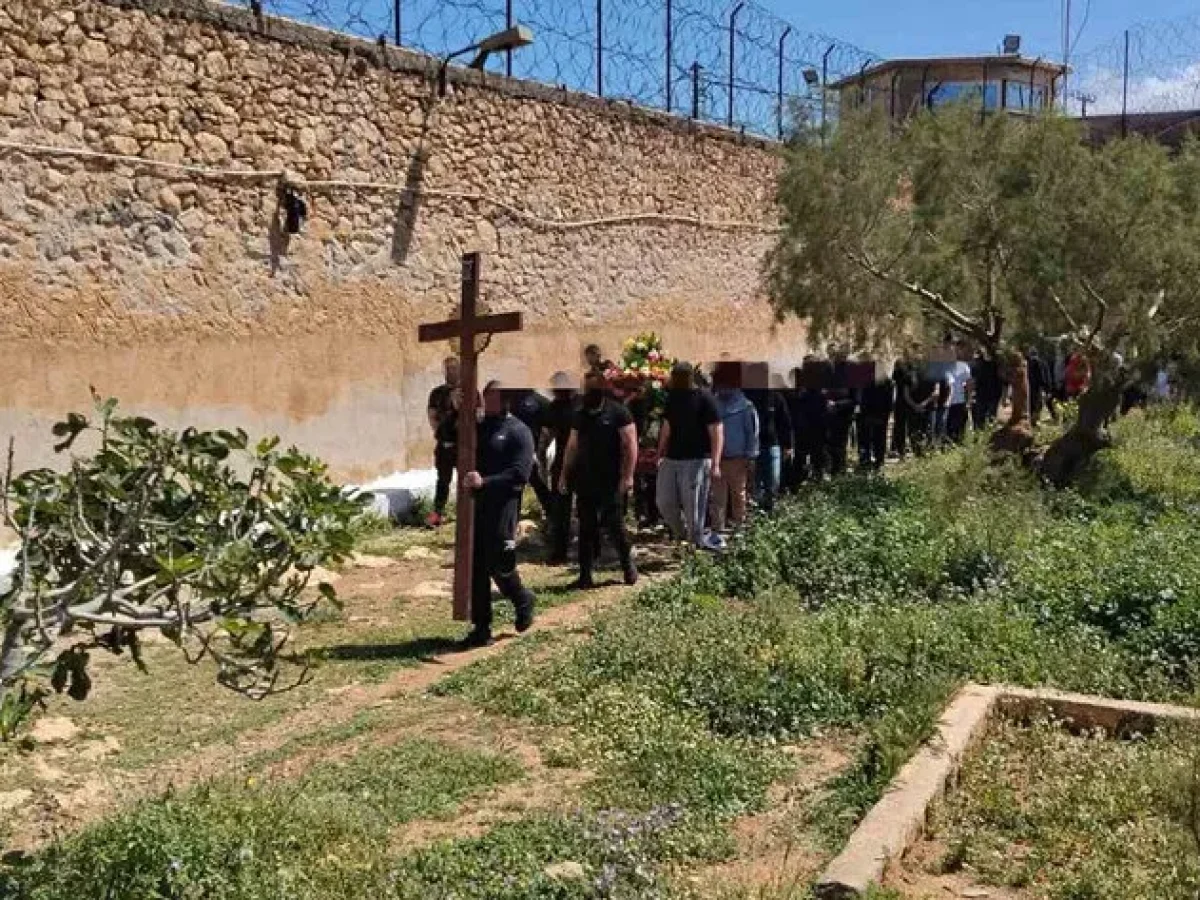 Μεγάλη Παρασκευή στις φυλακές Νέας Αλικαρνασού – Όταν οι κρατούμενοι μετάφεραν τον σταυρό και τον Επιτάφιο