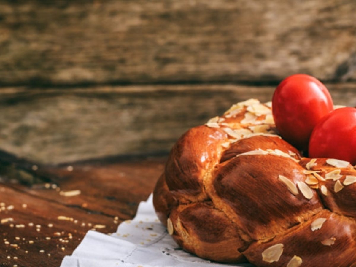 Μεγάλη Πέμπτη: Γιατί πλάθουμε τα τσουρέκια πλεξούδα; Συνταγή