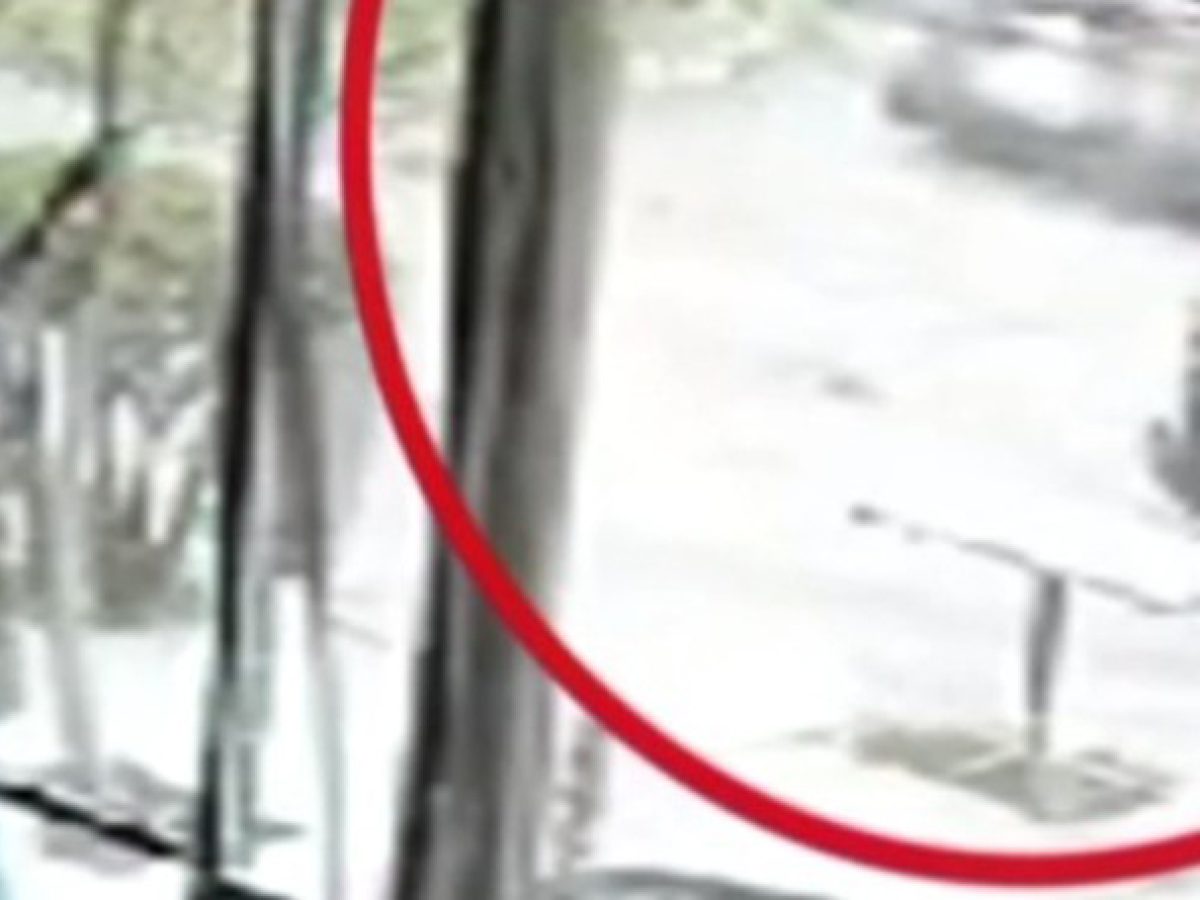 Μενίδι: Η στιγμή της φονικής παράσυρσης της γυναίκας από φορτηγό