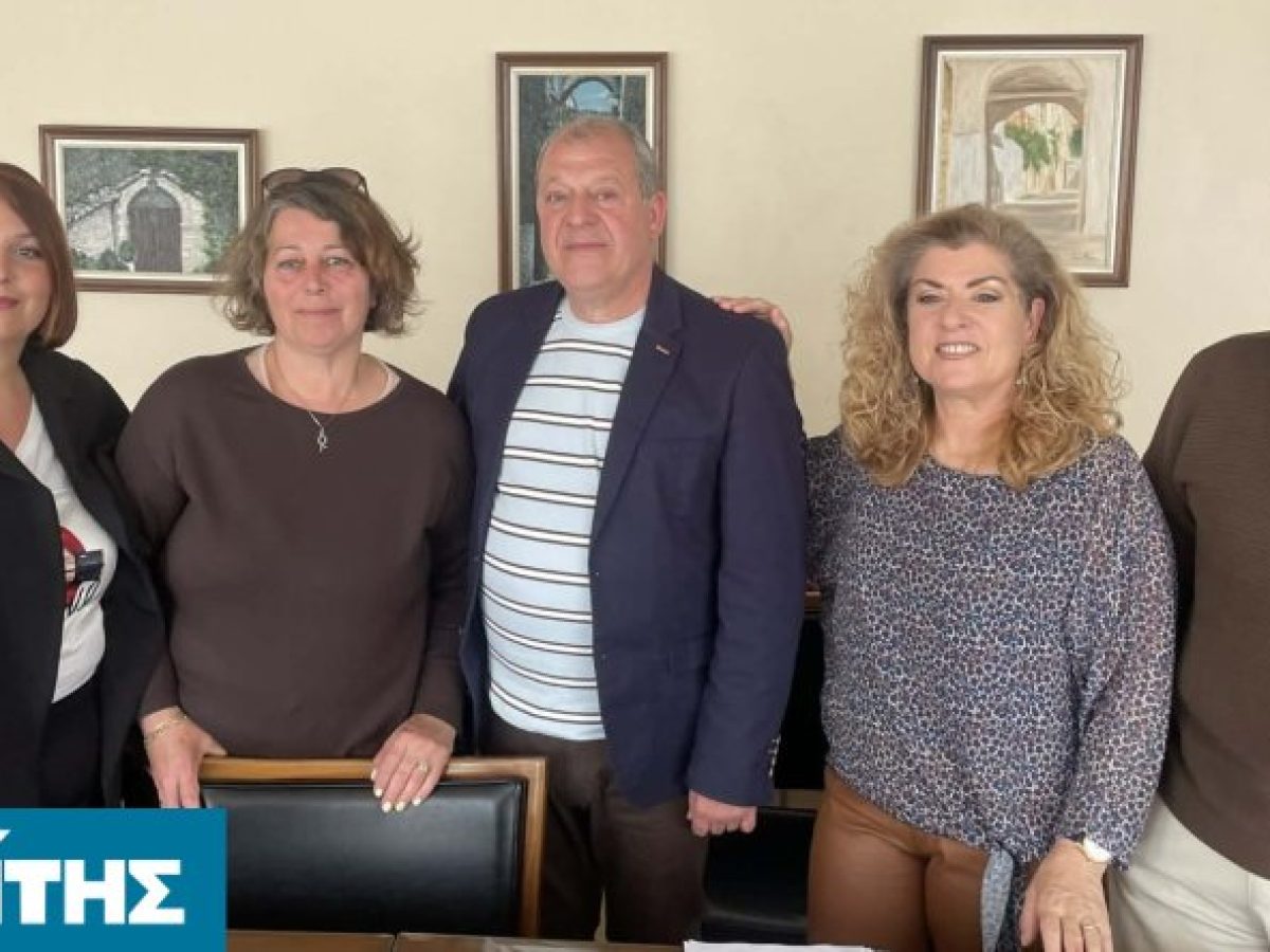 ΜΕΟΘ: Οι «Ηλίθιοι» ανεβαίνουν στη σκηνή με γέλιο και πολιτικό υπαινιγμό