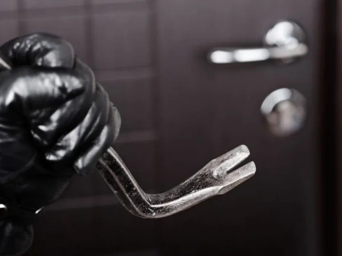 Μεσολόγγι: Διπλό χτύπημα τη Μεγάλη Παρασκευή – Εισέβαλε σε σπίτια, χτύπησε 66χρονο και άρπαξε λίρες και κοσμήματα