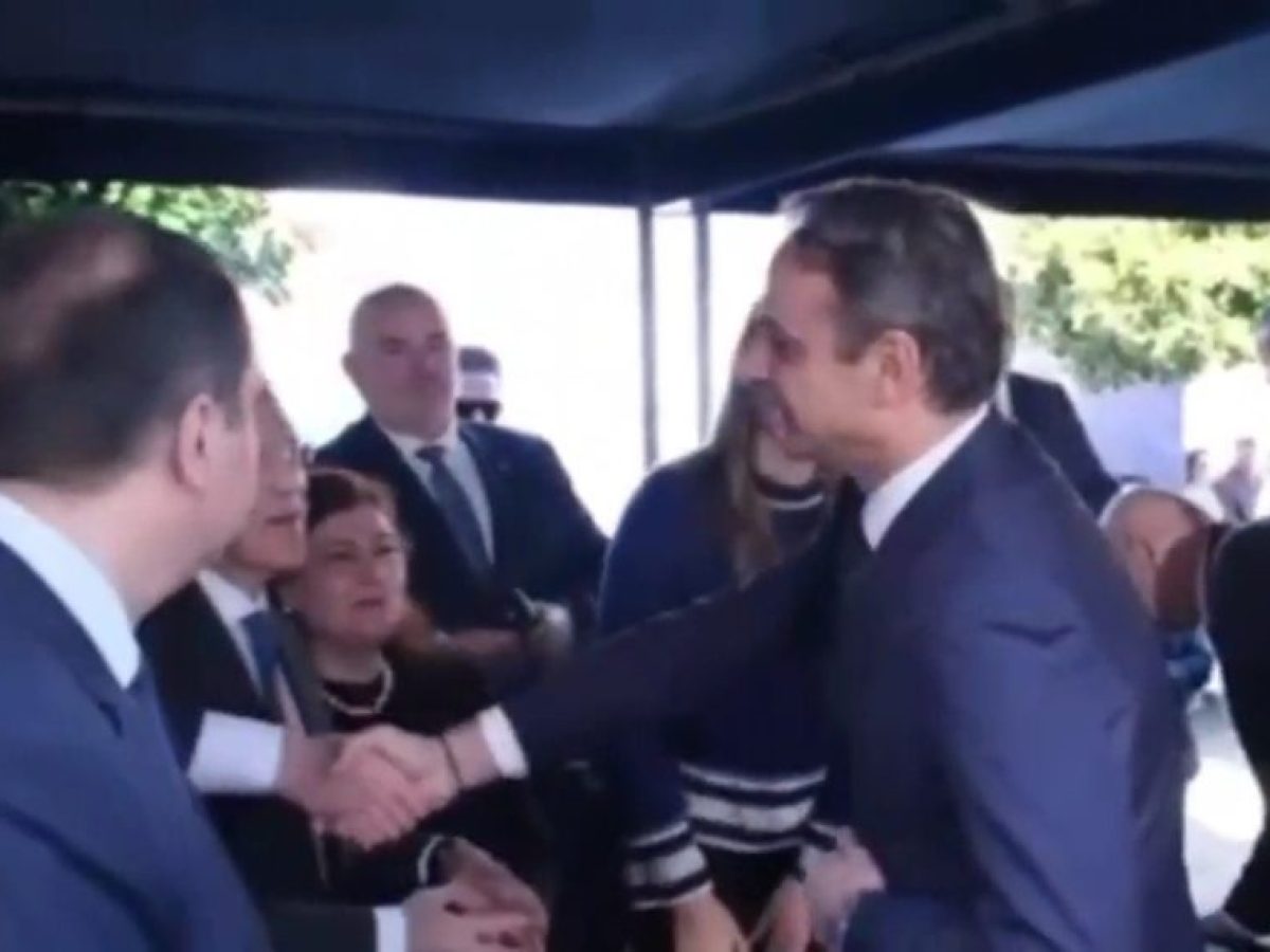 Μεσολόγγι: «Φοράς μπλε γραβάτα βλέπω…» – Ο χιουμοριστικός διάλογος Μητσοτάκη με Φαραντούρη