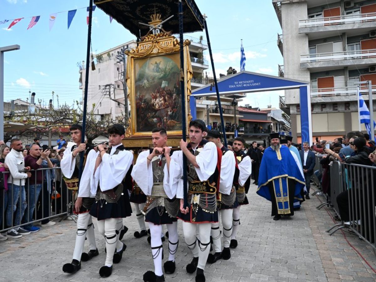 Μεσολόγγι: Φωτογραφίες από την εντυπωσιακή πρωινή πομπή των Εορτών Εξόδου
