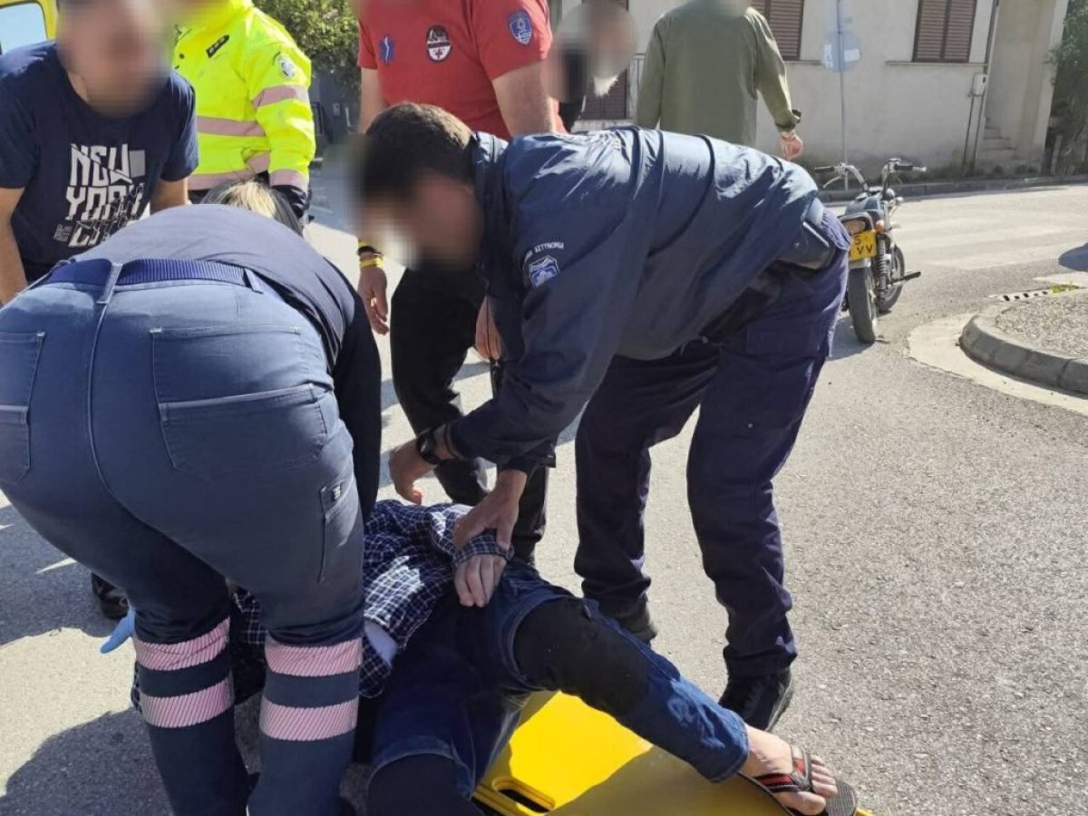 Μεσολόγγι: Τραυματισμός δικυκλιστή μετά από πτώση στη μέση του δρόμου