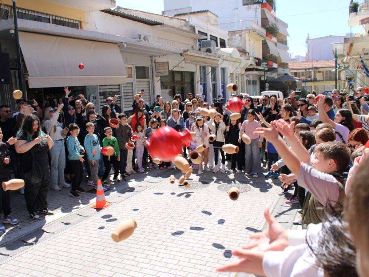 Μεσσήνη: Το παραδοσιακό έθιμο του “σπασίματος της στάμνας” αναβίωσε σήμερα… με θόρυβο