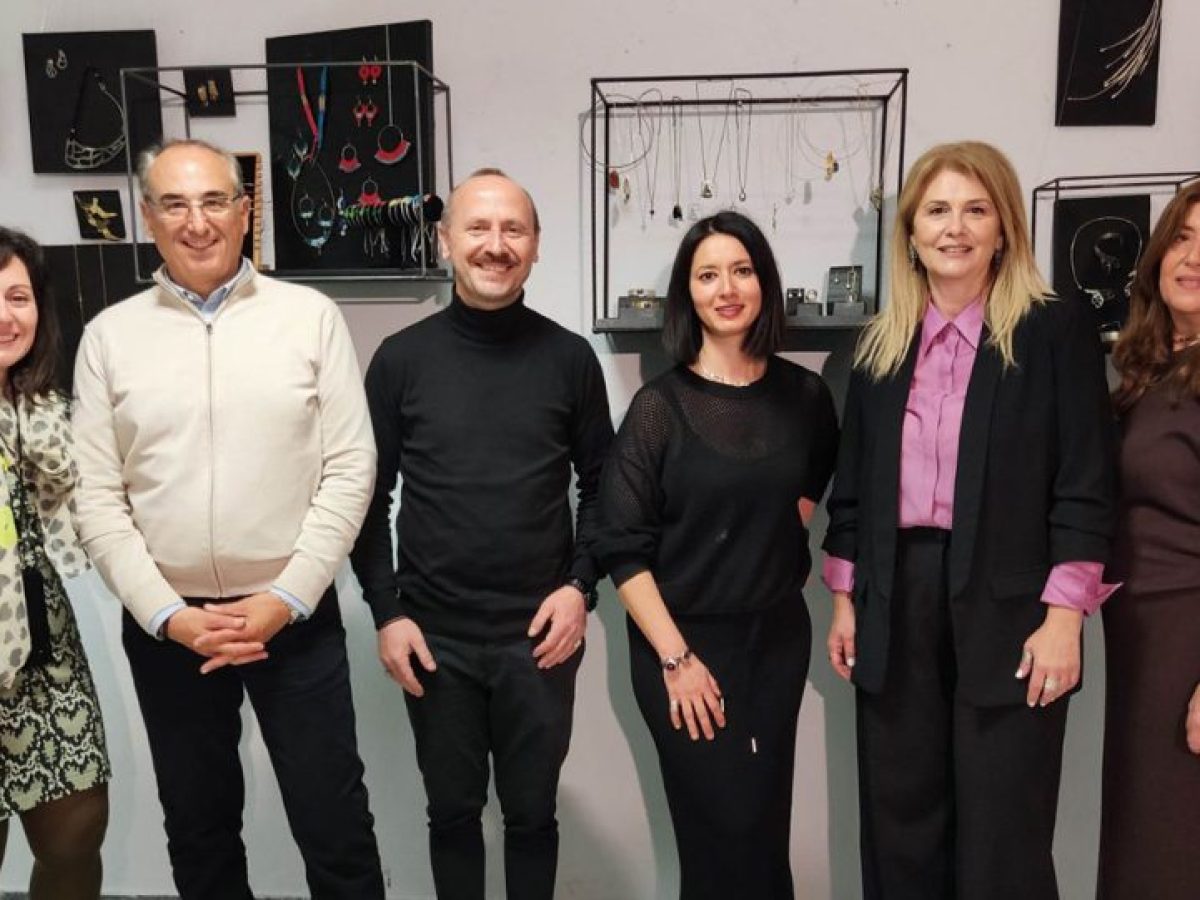 «Μέταλλο και Λίθος»: Με έκθεση χειροποίητου κοσμήματος ξεκίνησε σήμερα το εικαστικό σκέλος του Festivalito στην Πτολεμαΐδα