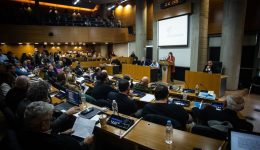 mia-diikisi-enantia-ston-dimo