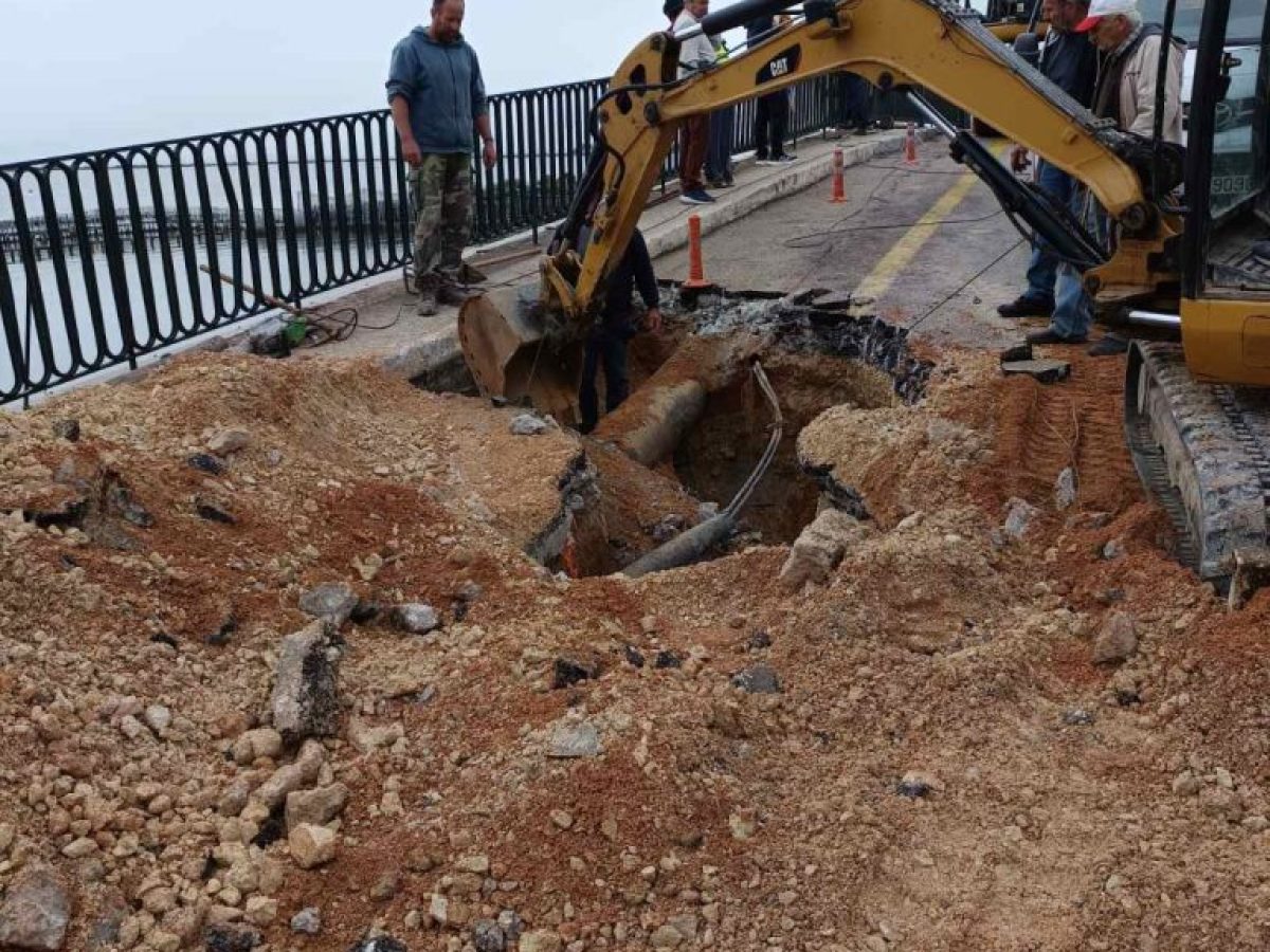 Μια σημαντική παρέμβαση από το Δήμο Λευκάδας, εξελίσσεται από σήμερα το πρωί, (Τετάρτη 15/04/2026), με την αντικατάσταση τμήματος του παλαιού αγωγού ύδρευσης στη θέση «Γέφυρα – Πόντε», στην είσοδο της πόλης της Λευκάδας.