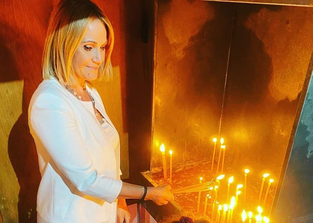 mika-iatridi-to-fos-tis