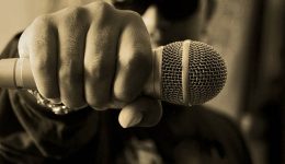 mikrofono-Αnichto-stin-pes-mia-1