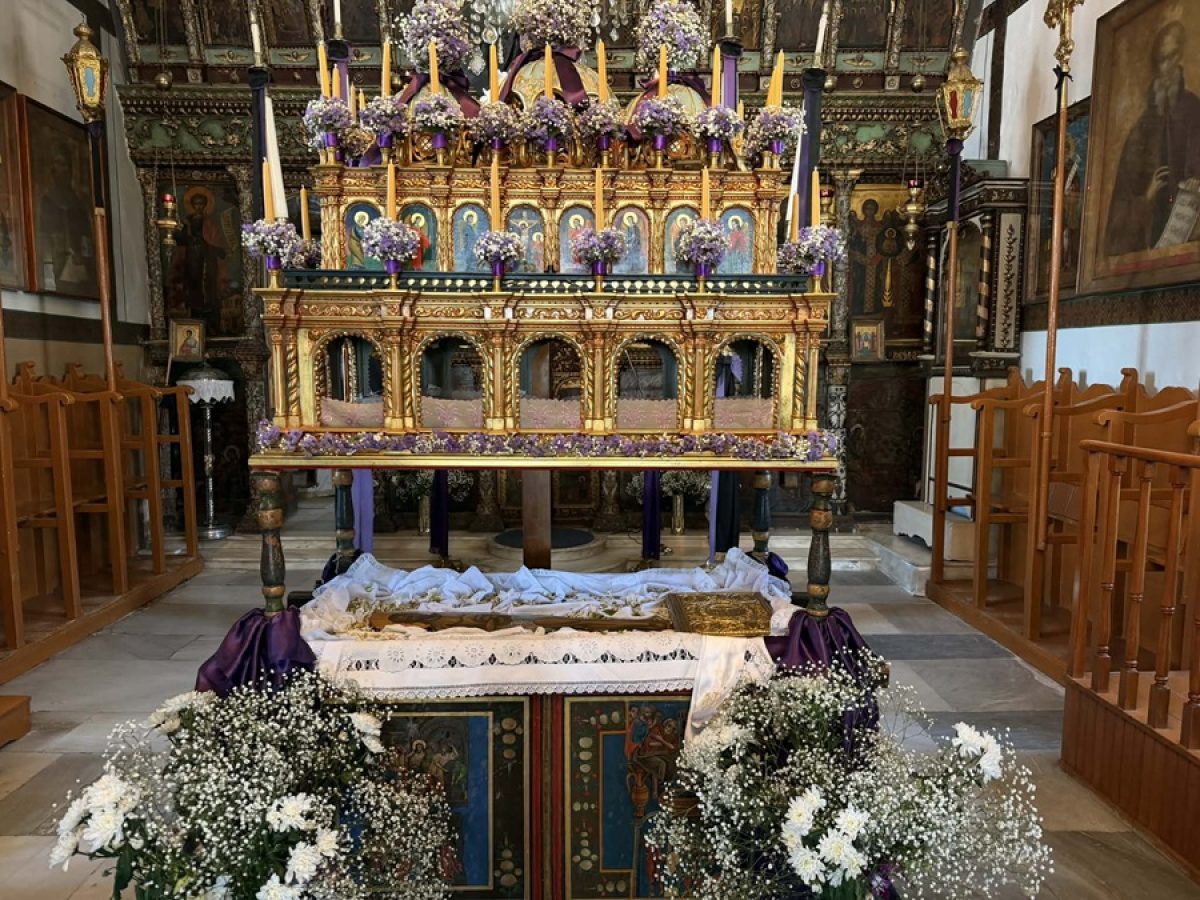 Μήλος: Οι ανθοστόλιστοι Επιτάφιοι στους ναούς του νησιού (Photos)