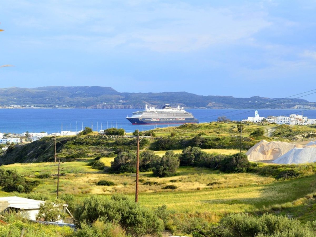 Μήλος: Στο λιμάνι έδεσε το πρώτο κρουαζιερόπλοιο για τη σεζόν