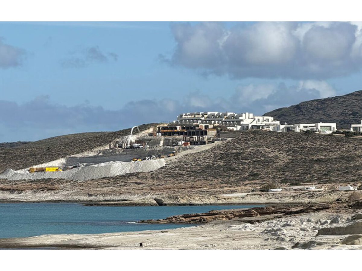 Μήλος: Το ΣτΕ «μπλοκάρει» την επέκταση του White Coast στην παραλία Μύτακας -Δεν επιτρέπεται η ανέγερση των 127 πισίνων και ισάριθμων δωματίων