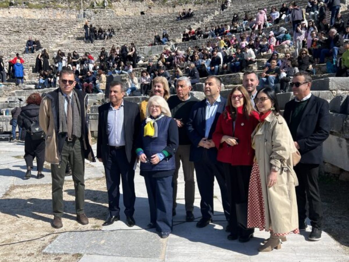 Μήνυμα Ειρήνης από μαθητές στο Αρχαίο Θέατρο Φιλίππων στη «2η Γιορτή Ανοιχτού Θεάτρου για την Ειρήνη» που διοργάνωσε Περ. Δ/νση Εκπαίδευσης ΑΜΘ