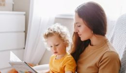 mitera-to-proto-vivlio-tis