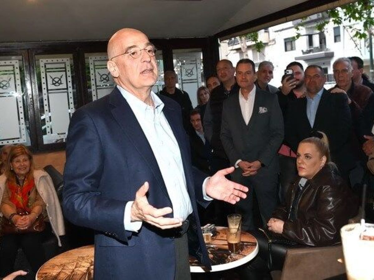 Μοσχάτο: Ο Νίκος Δένδιας με φίλους σε γνωστό καφέ της πόλης (εικόνες)