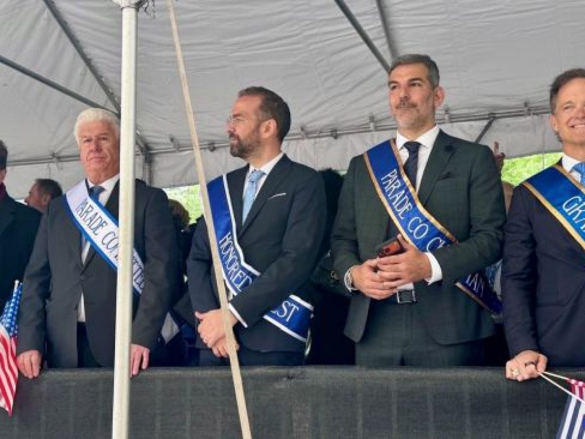 Ν. Φαρμάκης: Η 5η Λεωφόρος στην καρδιά του Μανχάταν «ντύθηκε» στα γαλανόλευκα