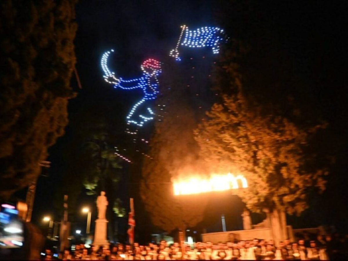 «Να ζει το Μεσολόγγι»: Ρίγη συγκίνησης και φαντασμαγορικό σόου με drones έκλεισαν την ιστορική επέτειο