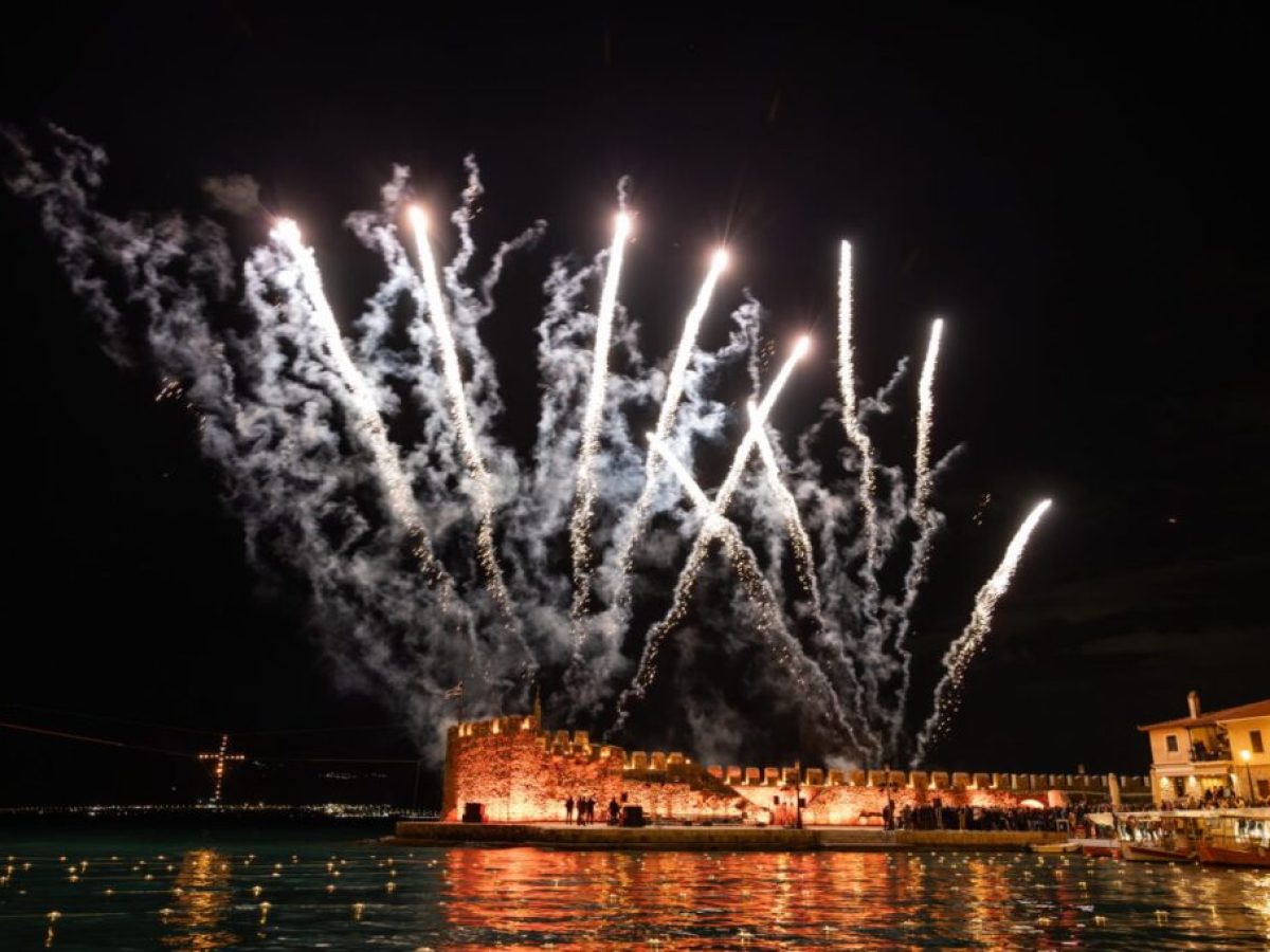 Ναύπακτος: Νέες εικόνες από το κατανυκτικό σκηνικό της Μεγάλης Παρασκευής με τους Επιταφίους