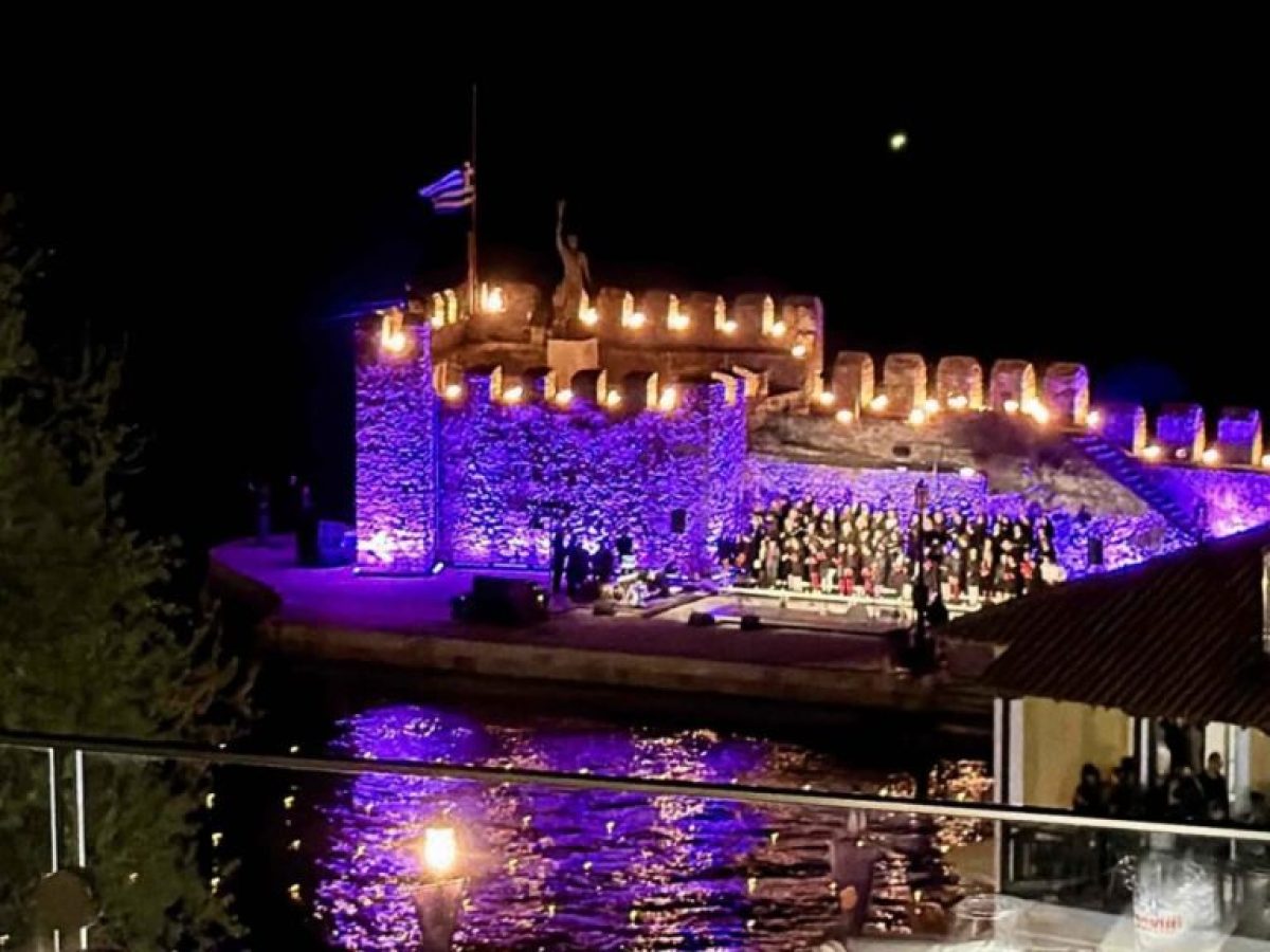 Ναύπακτος: «Πλημμύρισε» το Ενετικό Λιμάνι για την ξεχωριστή περιφορά των Επιταφίων