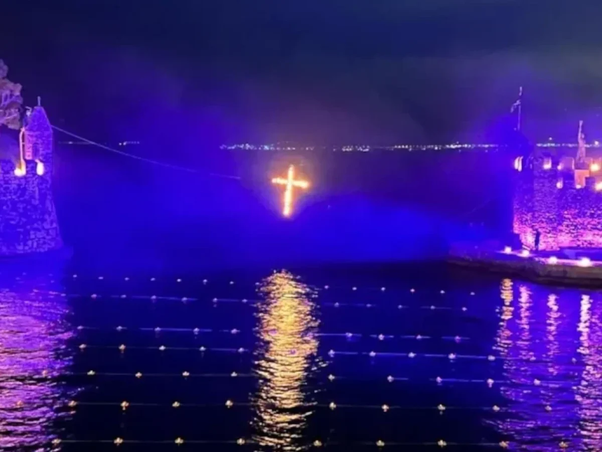 Ναύπακτος: Το «τείχος φωτιάς» του Επιταφίου μαγνητίζει κάθε Μεγάλη Παρασκευή – Δείτε το εντυπωσιακό έθιμο