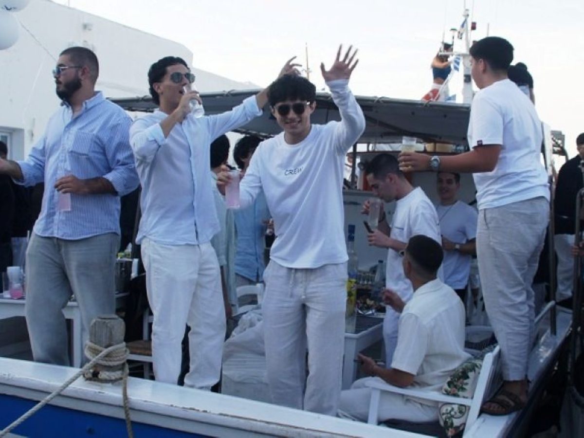 Νάουσα Πάρου: Πασχαλινό ξεφάντωμα στο λιμανάκι (video)